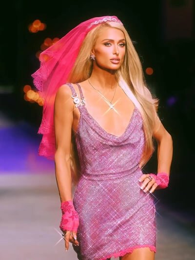 paris hilton versace look rosa